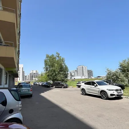Apartment M By The Summerland
